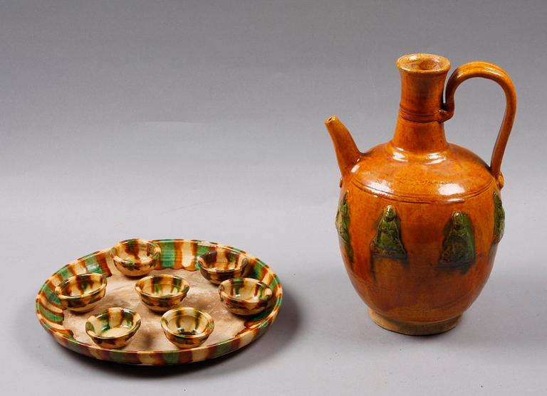 KANNA samt TALLRIK MED 7 SKÅLAR, keramik, sungstil, Kina.