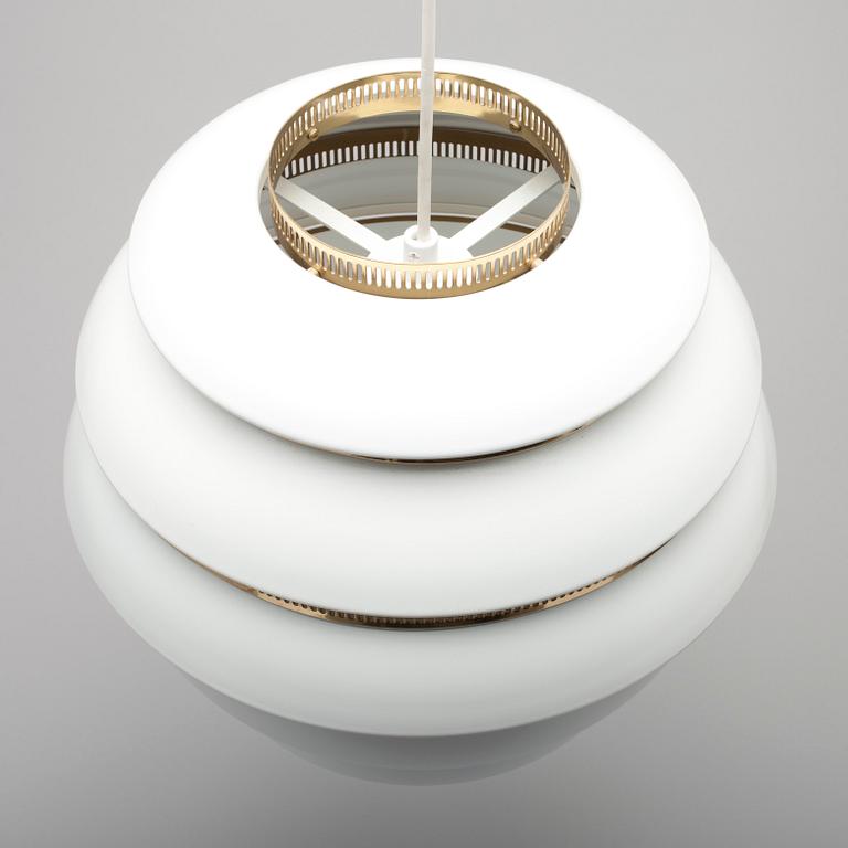 KATTOVALAISIN, A331, "Mehiläispesä". Maalattua peltiä ja messinkiä, Alvar Aalto, Artek. 1900-luvun loppupuoli.