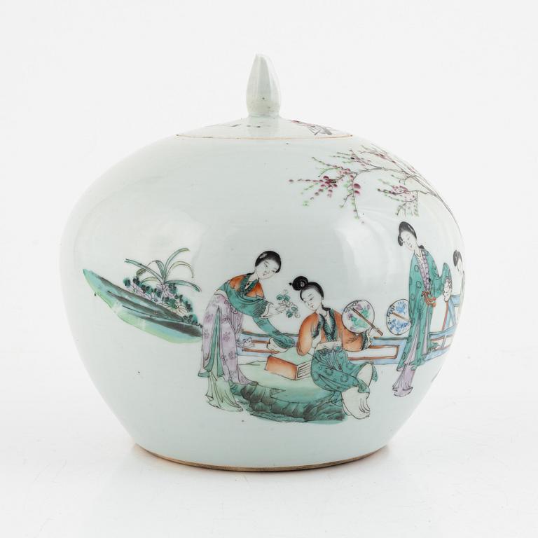 A Famille rose porcelain urn, 20th century.