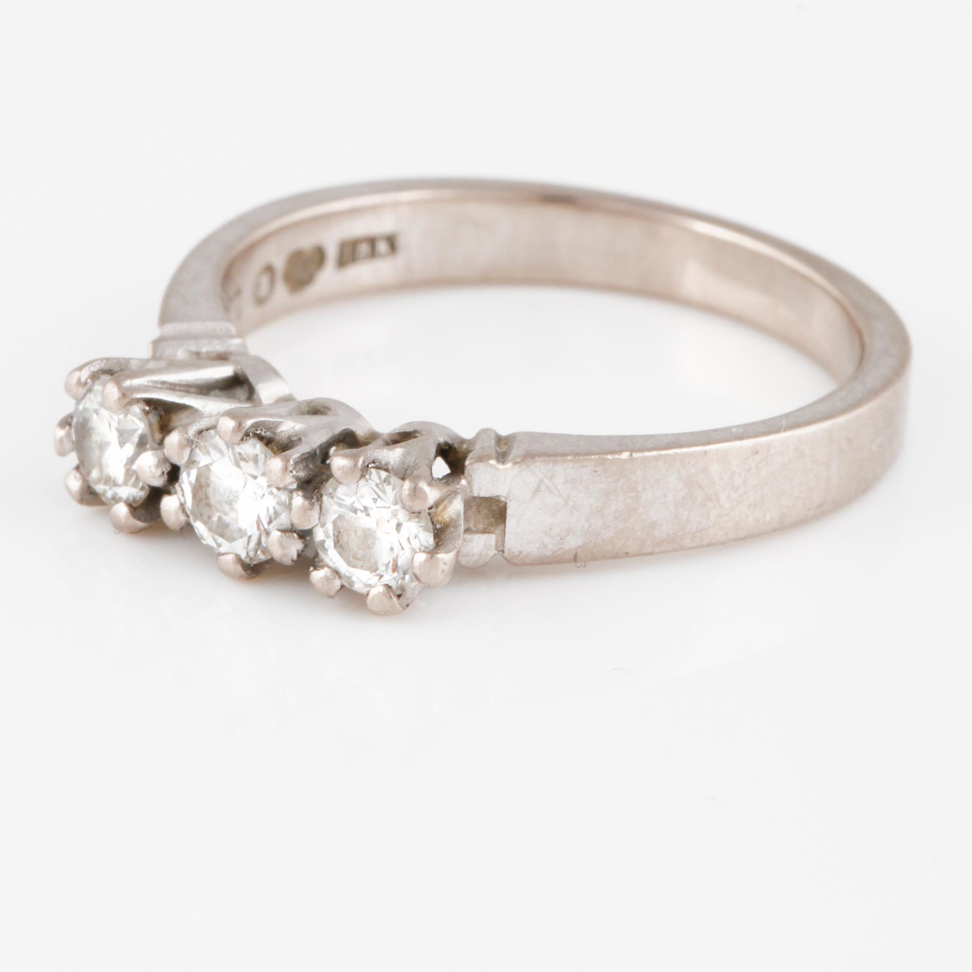 RING, 18K vitguld med 3 briljantslipade diamanter 0.45 ct, kattfotstämplad. Vikt 3,9 gram.