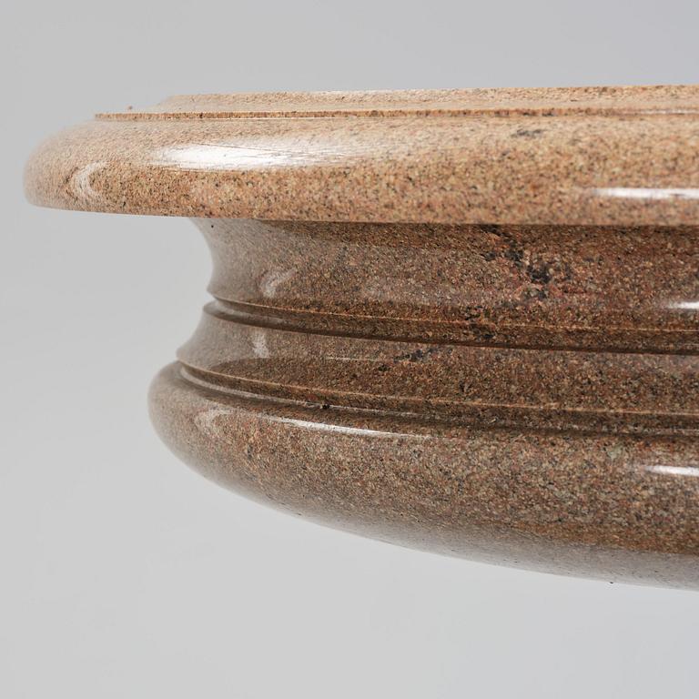 A massive Gardenurn, red Bohus granite, made circa 1905. Empire style.