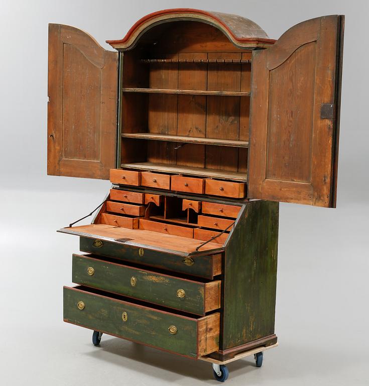 A cabinet from around year 1800.