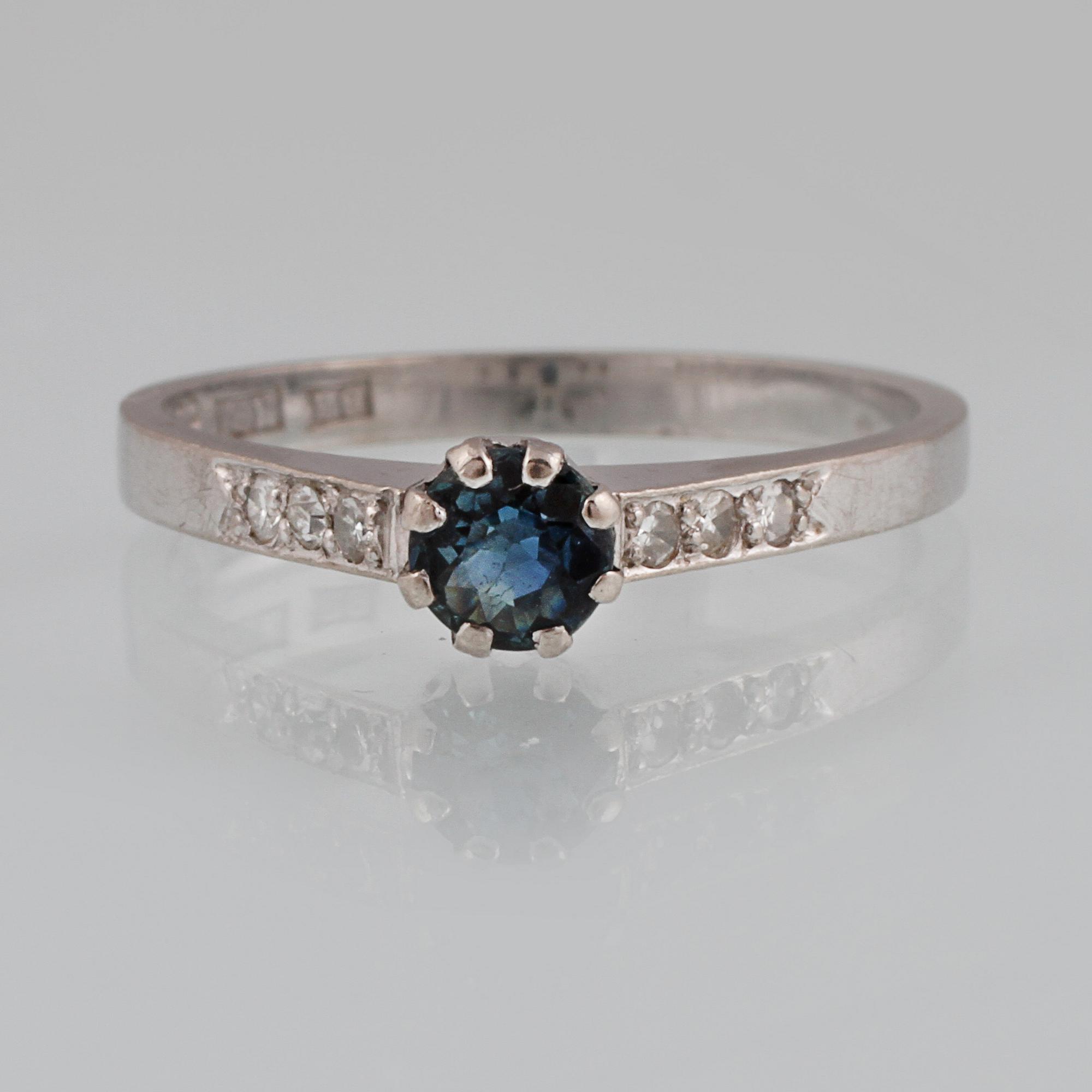 RING, 18K vitguld med blå safir samt 6 åttkantslipde diamanter, Bims Guldsmide, Göteborg, 1941. Vikt  2,5 gram.