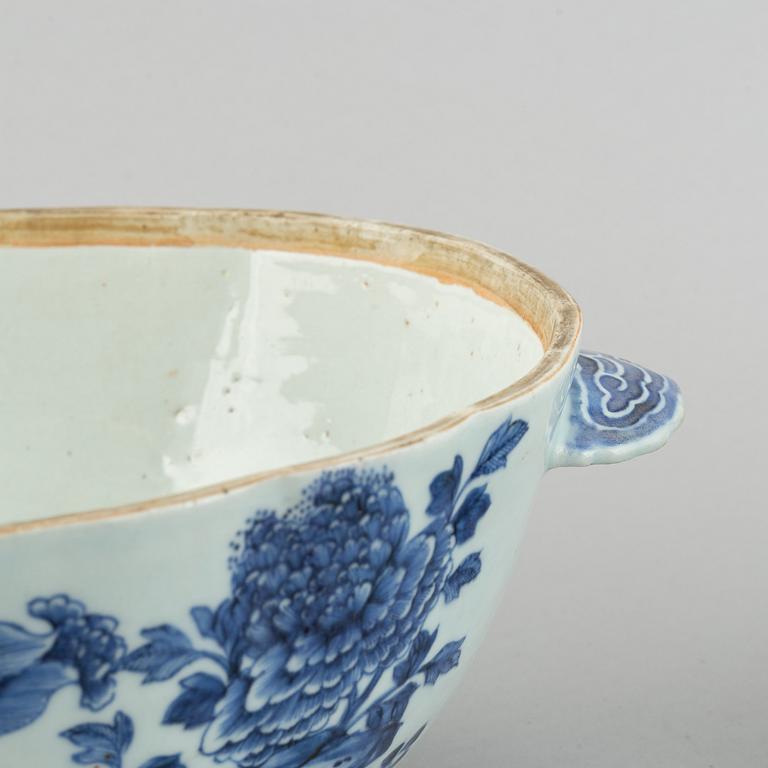 A blue and white tureen with cover, Qing dynasty, Qianlong (1736-95).