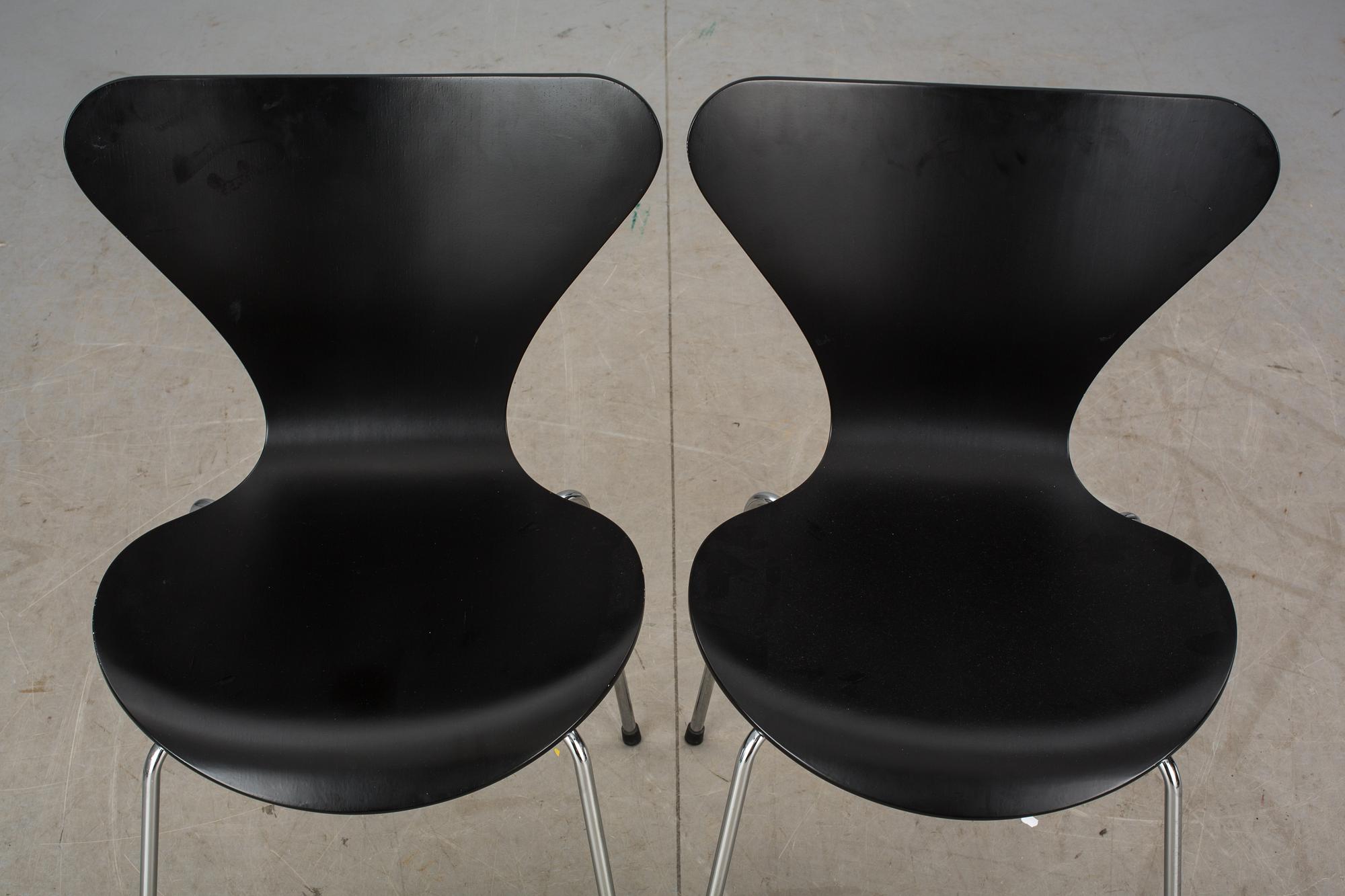 STOLAR, ett par, "Sjuan", Arne Jacobsen, Fritz Hansen, etikettmärkta 2000.