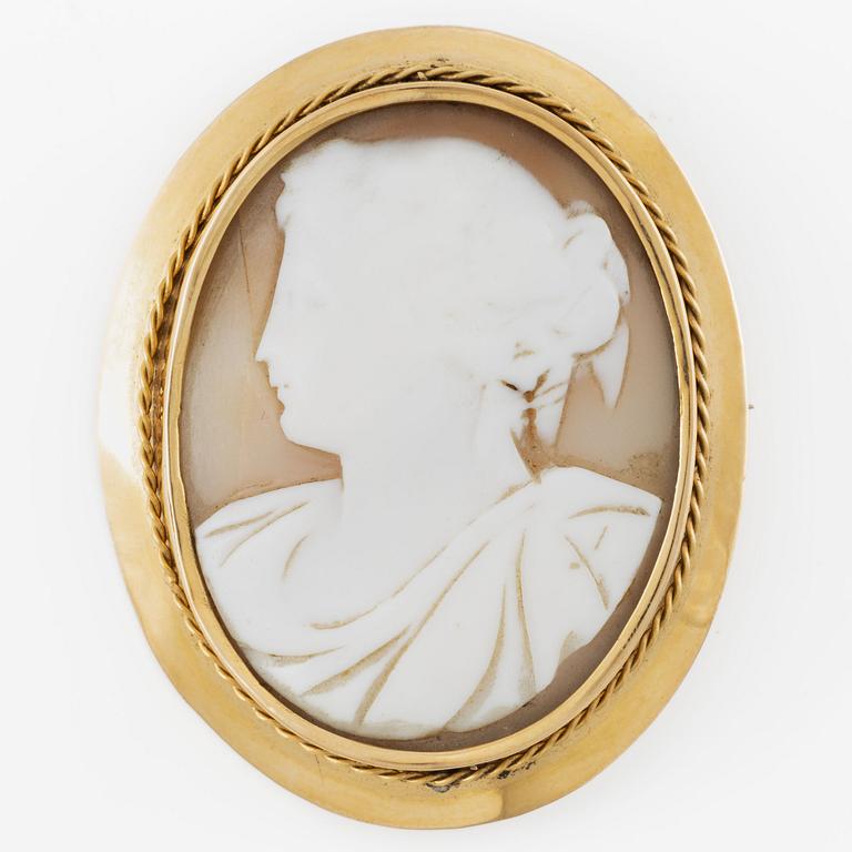 Brooch, 18K gold with shell cameo.