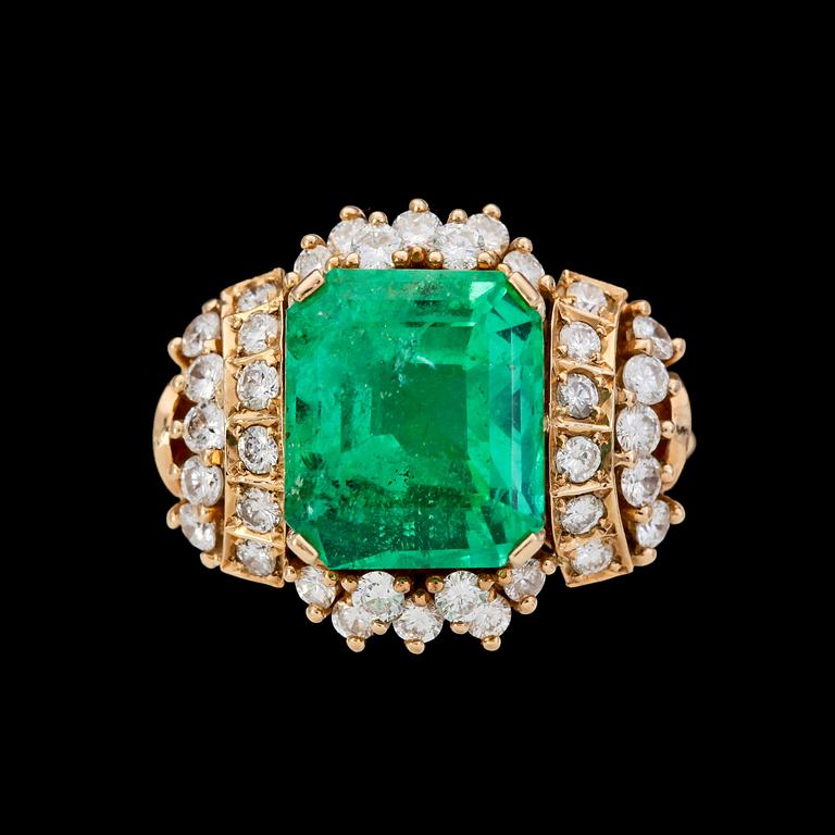 RING, trappslipad smaragd, ca 5 ct, med briljantslipade diamanter, tot. ca 1.20 ct.