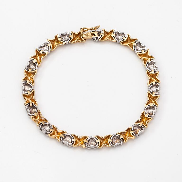 A 14K gold and diamonds ca. 0.16 ct in total.