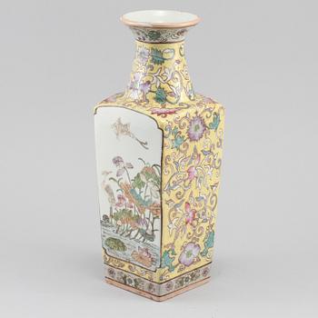 VAS, porslin, Kina, 1900-tal.