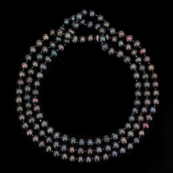 A long cultured black fresh water pearl necklace. L. 156 cm.