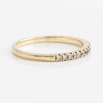 Ring in 14K gold with round brilliant cut diamonds.