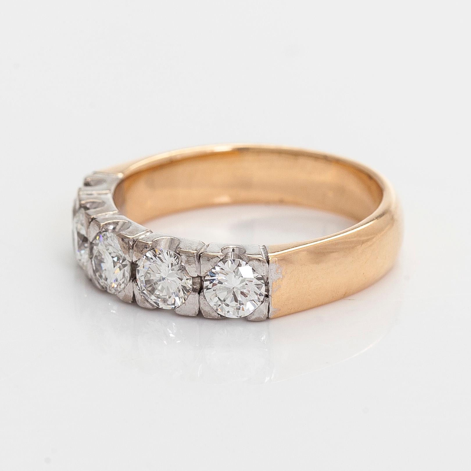 Ring, briljantslipade diamanter, 18K guld, Kultasepät Andreasen 2006.