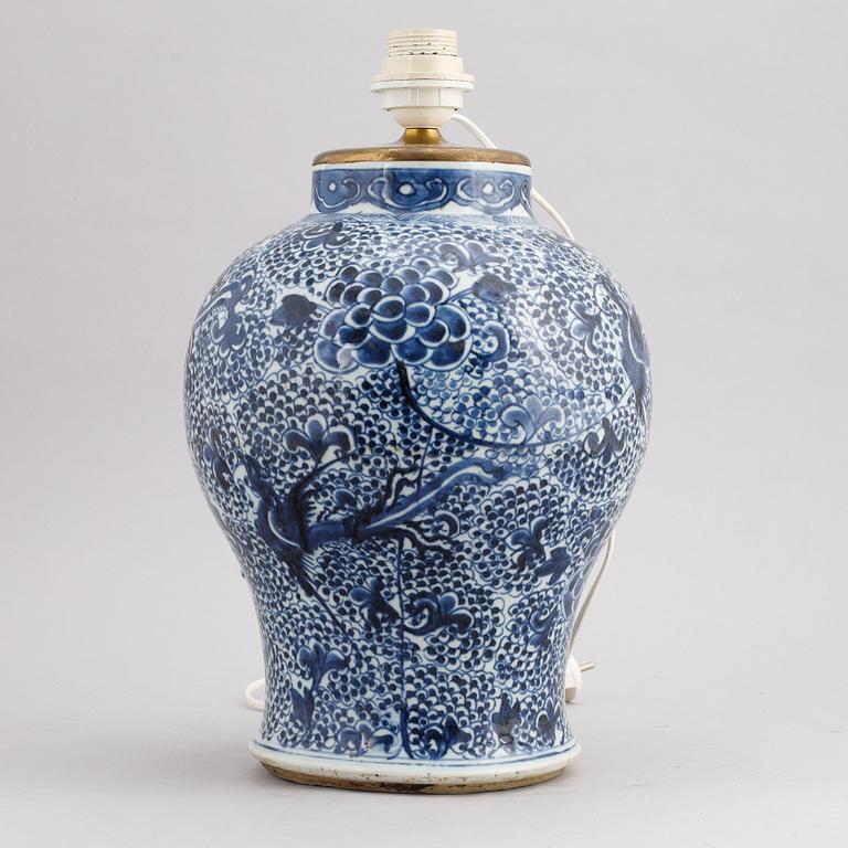 A Chinese blue and white porcelain urn, Qing dynasty, 19th century.