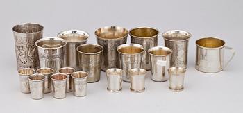 PARTI BÄGARE, 24 st, silver, flertal olika tillverkare, Europa, bla CG Hallberg, 1800-1900-tal. Totalvikt ca 1300 gram.