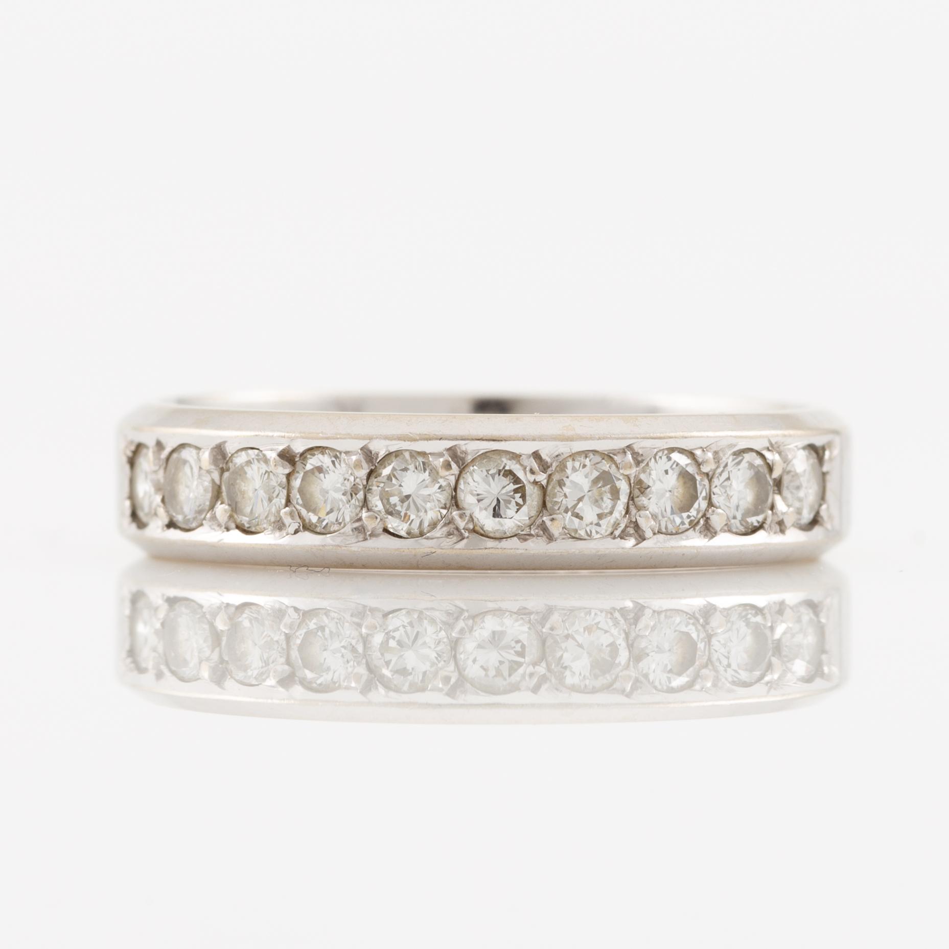 Ring 18K white gold set with round brilliant-cut diamonds.
