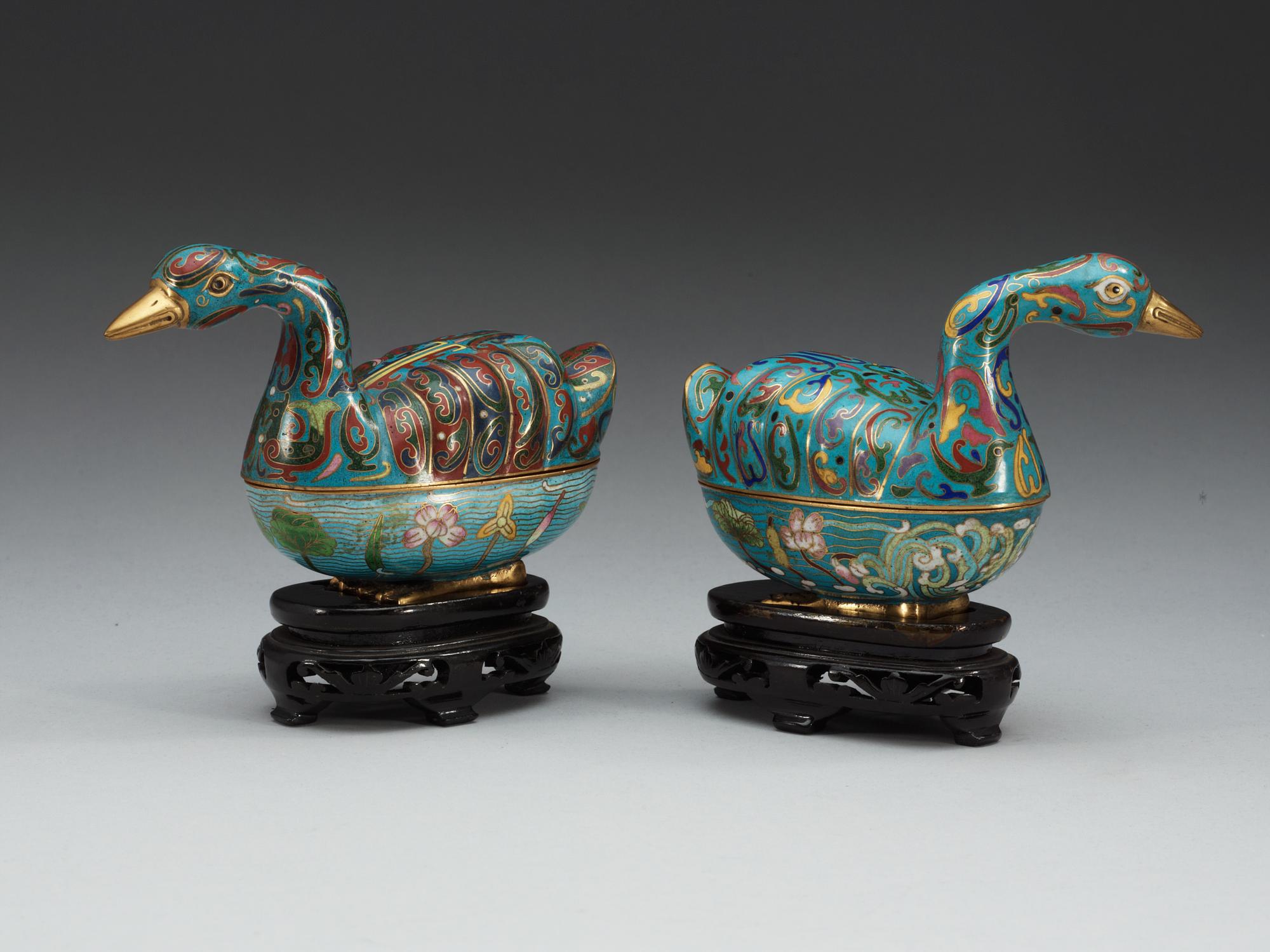 Two Cloisonné tureens with cover, Qing dynasty, ca 1800.