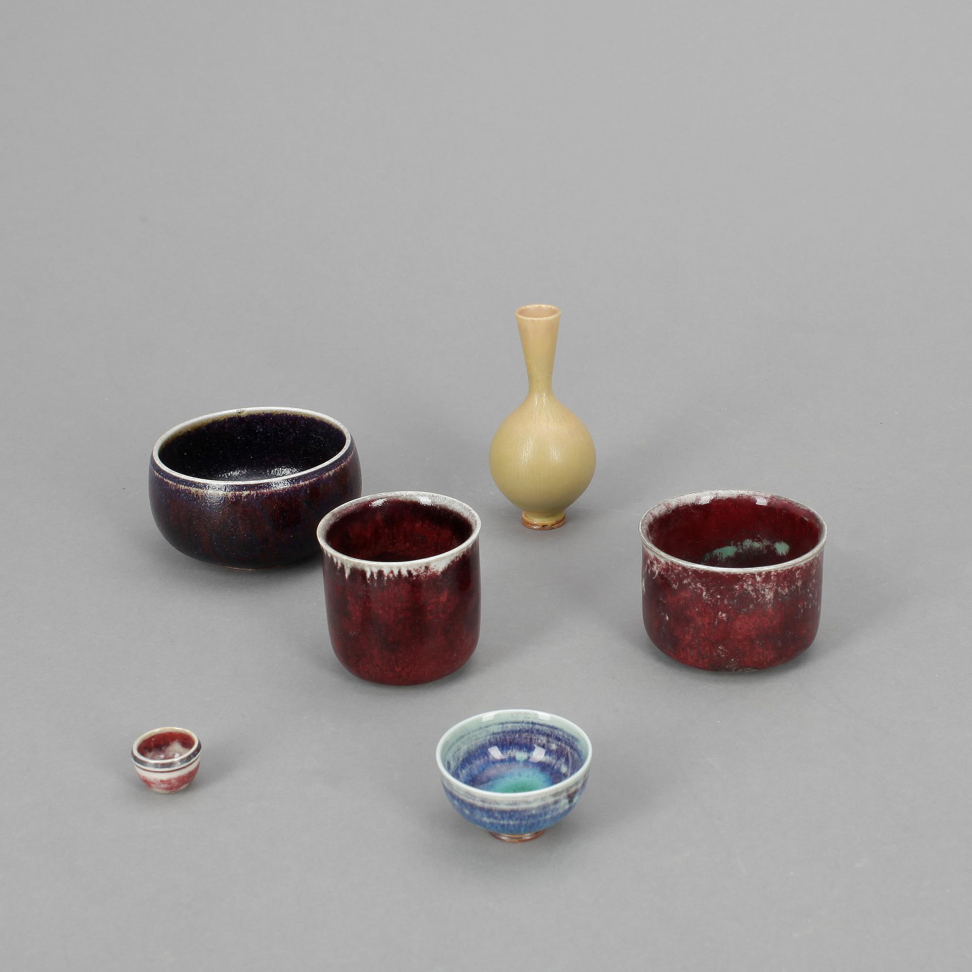 MINIATYRSKÅLAR SAMT VAS, 5 st, stengods, mest Stig Lindberg, Gustavsberg, sign.