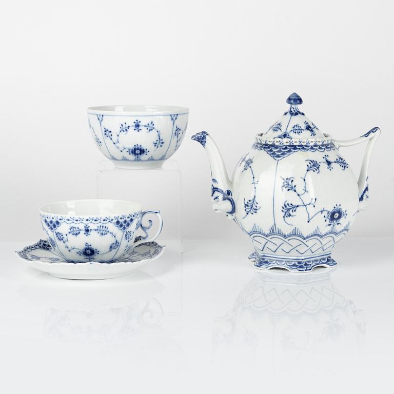 A porcelain tea pot and six tea cups with saucers, "Musselmalet", Royal Copenhagen, Denmark.