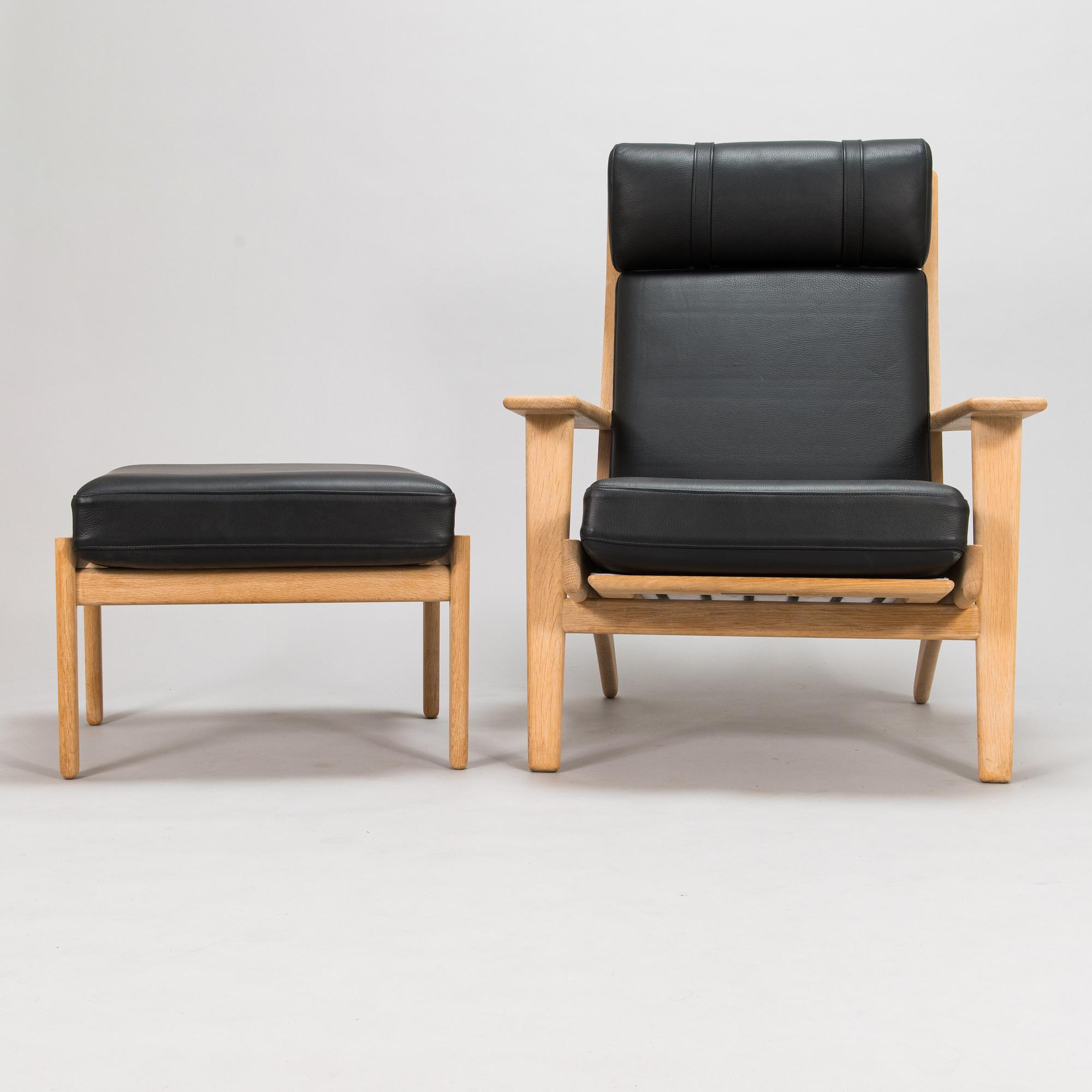 Hans J Wegner, fåtölj, modell GE-290 A och fotpall, Getama 2004.