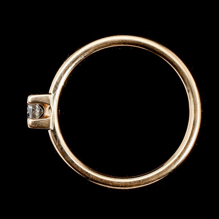 RING, 18 k guld, Schalins, solitär briljantslipad diamant 0.20 ct. Total vikt 7 gram.