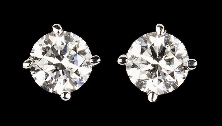 A pair of brilliant cut diamond earstuds, 0.50 cts each.