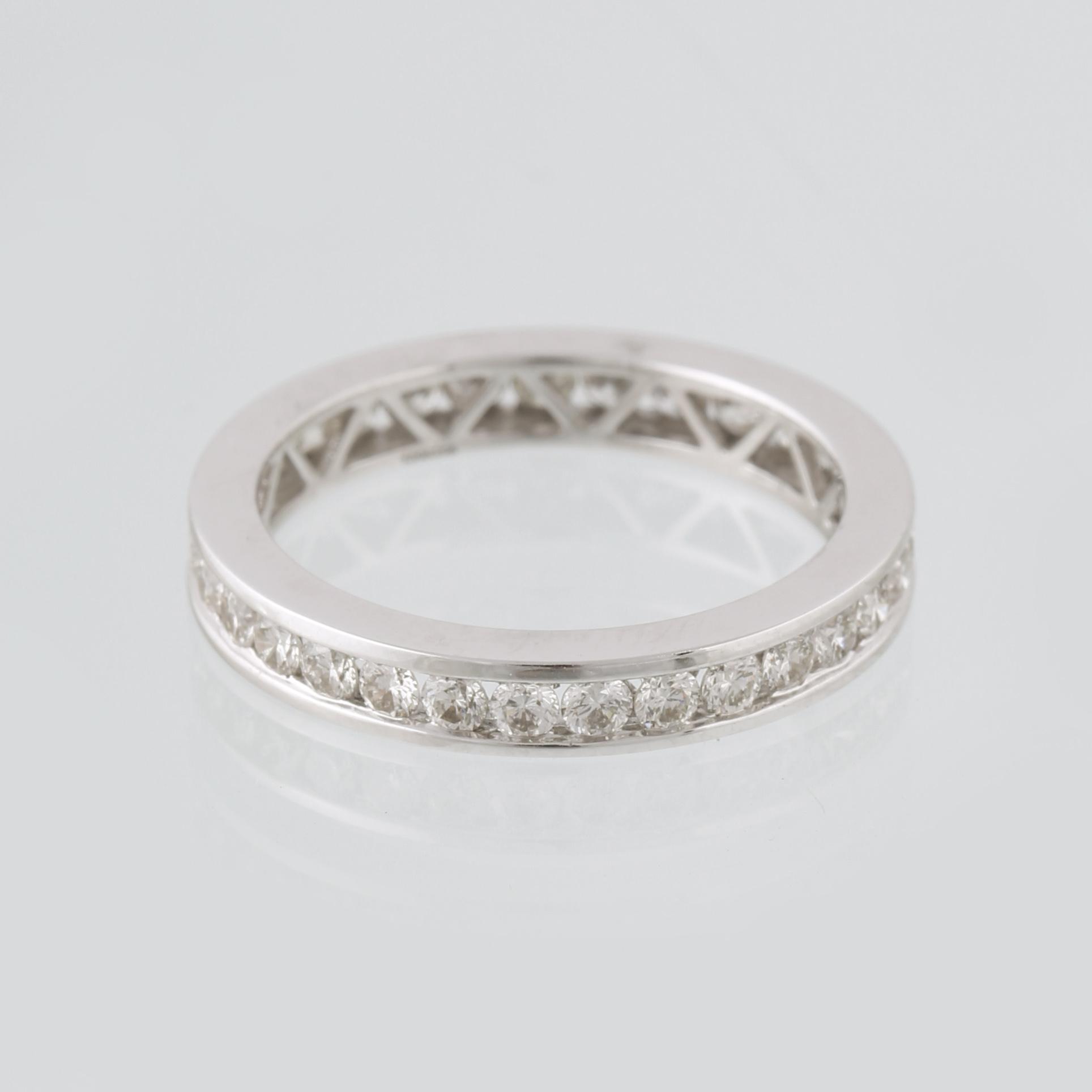 RING, 18K vitguld med 31 briljantslipade diamanter, 1.12 ct. Vikt 3,2 gram.