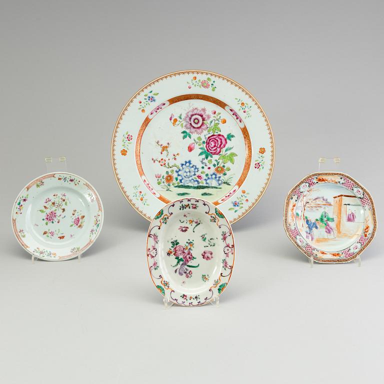 A large DISH and three Chinese export porcelain small plates, 18th-19th century.