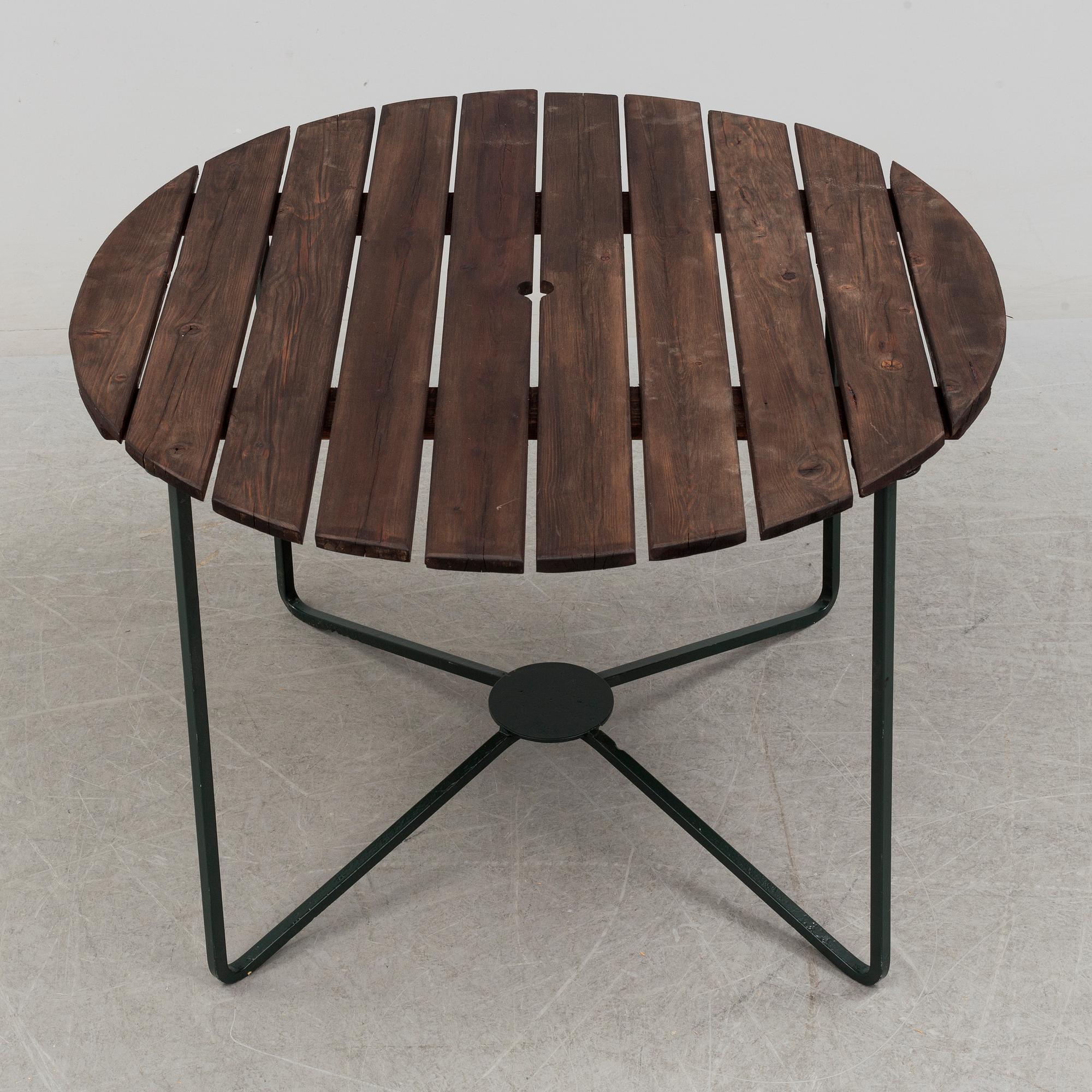 A Garden table and 4 chairs 20th century.