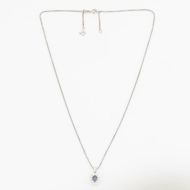 Hänge med kedja 18K guld med en safir och runda briljantslipade diamanter.