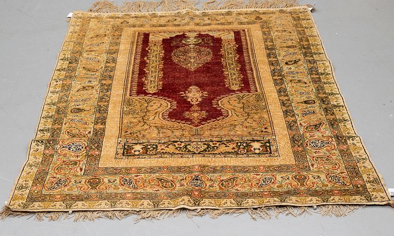 MATTO, a semi-antique Turkish, ca 182,5-185 x 136,5-139,5 cm (as well as ca 1,5 cm flat weave at the ends).