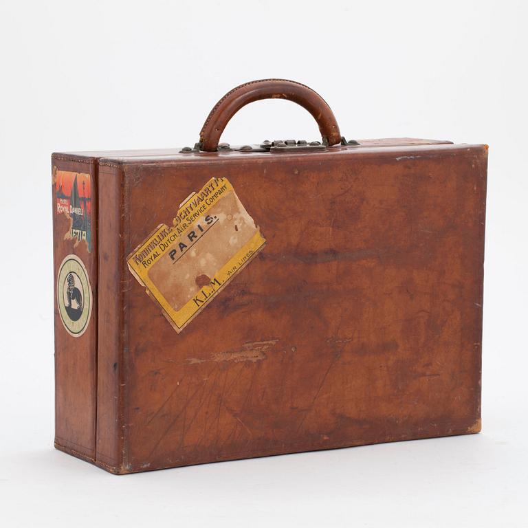 LOUIS VUITTON, a brown leather suitcase from around 1910.