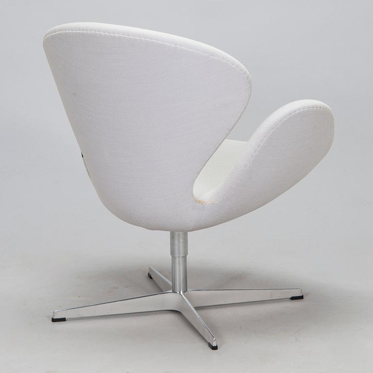 Arne Jacobsen, A 'Swan chair' by Arne Jacobsen for Fritz Hansen 2016.