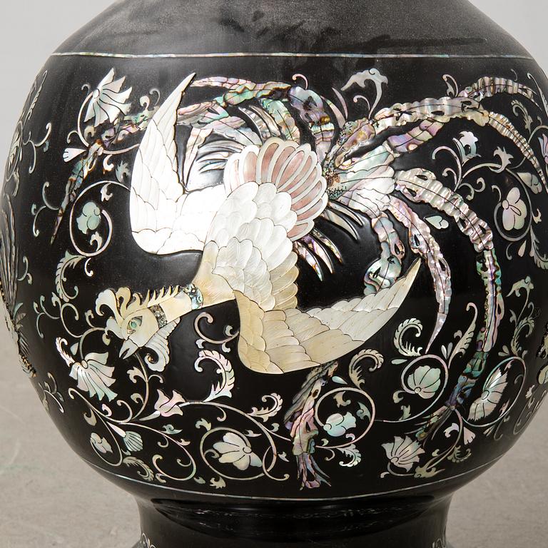 Floor vase East Asia 20th century.