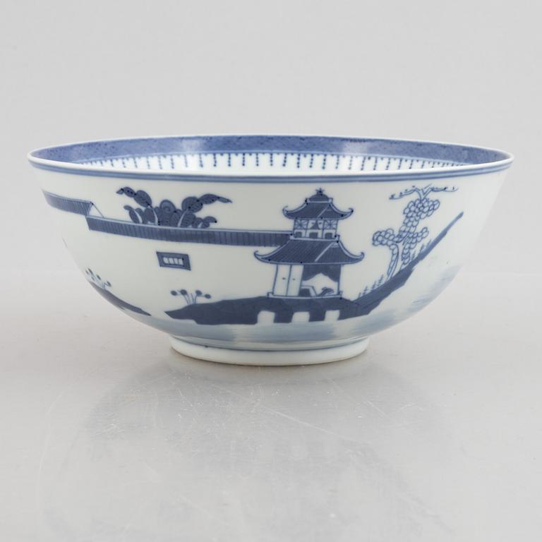 A blue and white bowl and a storage jar, Qing dynasty.