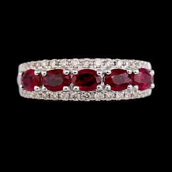 RING, 18K vitguld, 5 rubiner tot ca 1.15 ct, diamanter tot ca 0.27 ct.