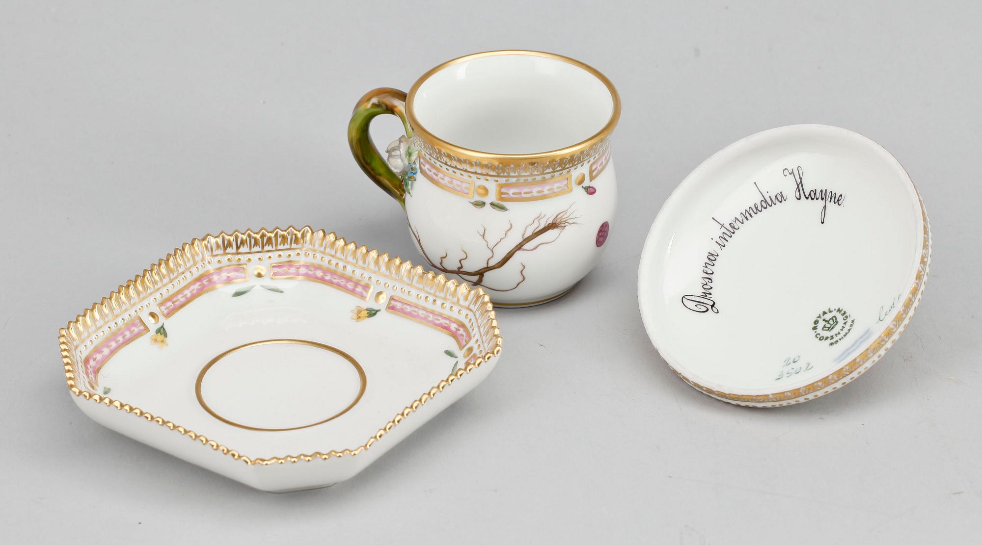 KOPP MED FAT samt LOCK TILL SOCKERSKÅL, porslin, "Flora Danica, Royal Copenhagen.