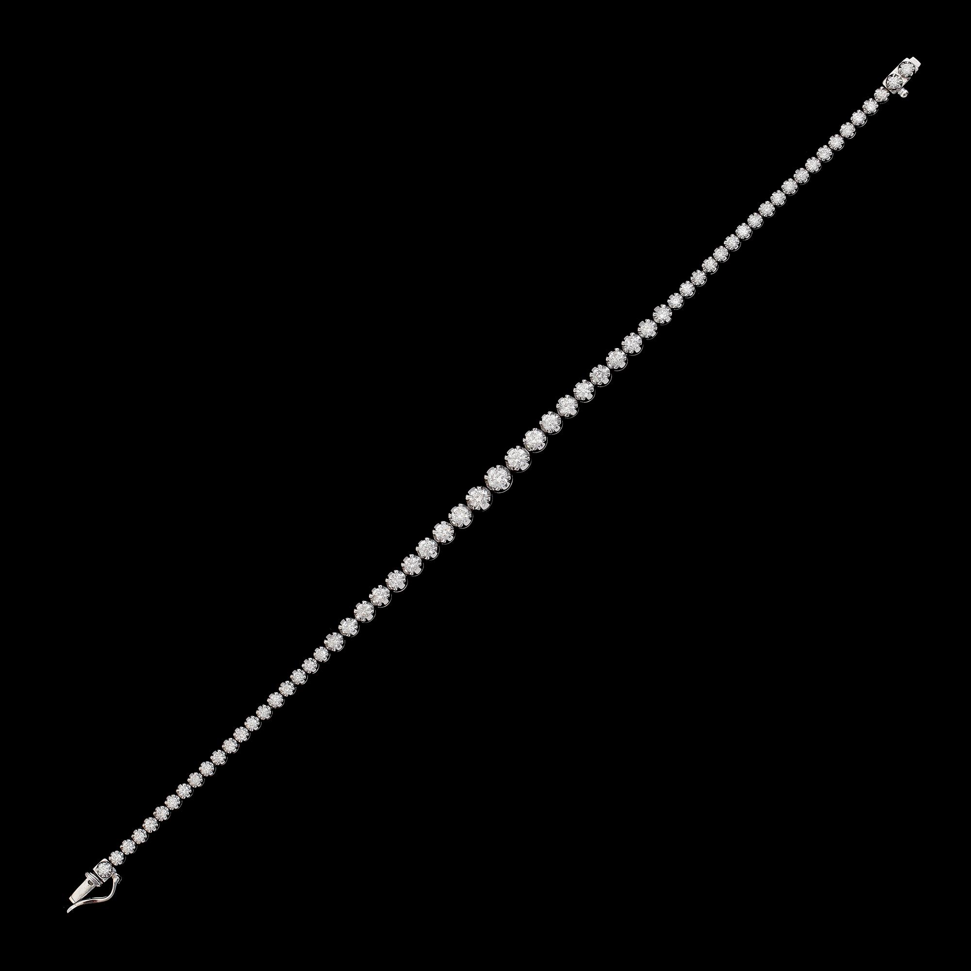 ARMBAND, 18 k vitguld, doserade briljantslipade diamanter tot ca 2.04 ct.