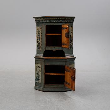 A painted Swedish corner cabinet, Hälsingland, Sweden, dated 1804.