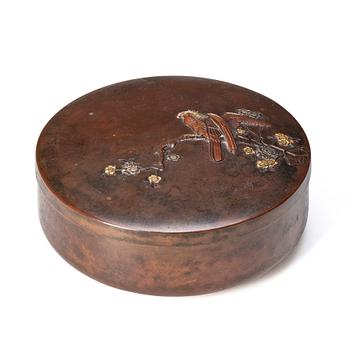 A Japanese bronze box with cover, Meiji period (1868-1912). Signed.