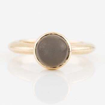 Sandberg ring in 18K gold with a cabochon-cut moonstone.