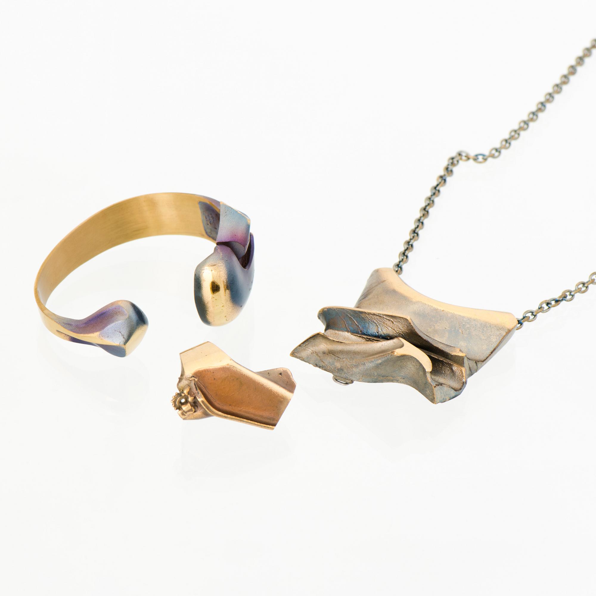 BJÖRN WECKSTRÖM, RIIPUS, RANNEKORU ja SORMUS, tulipronssia. Lapponia 1970-luku.