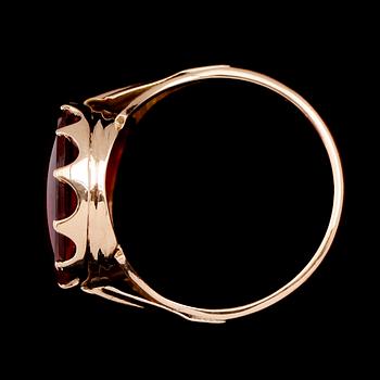 RING, 14 k guld med röd sten, 1899. Total vikt ca 4 g.