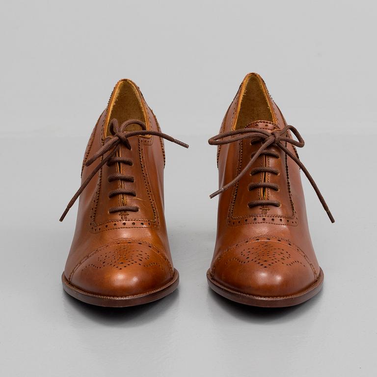 A pair of shoes by Ralph Lauren  in size 40,5.