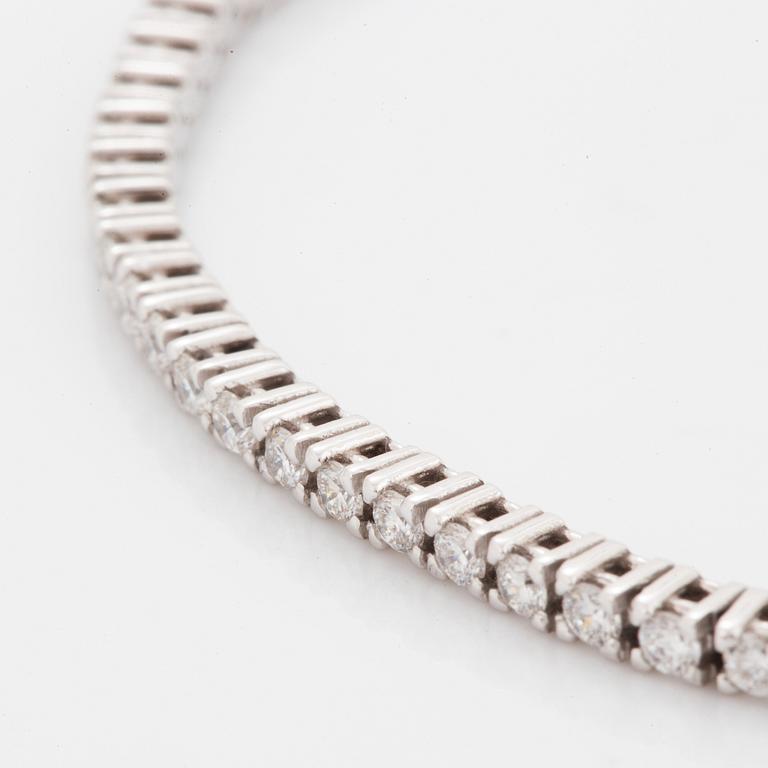 Tennisbracelet with brilliant-cut diamonds.
