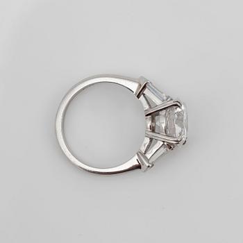 A brilliant-cut, 3.54 cts F/VVS1, and kite-shaped, 0.90 ct, diamond ring.