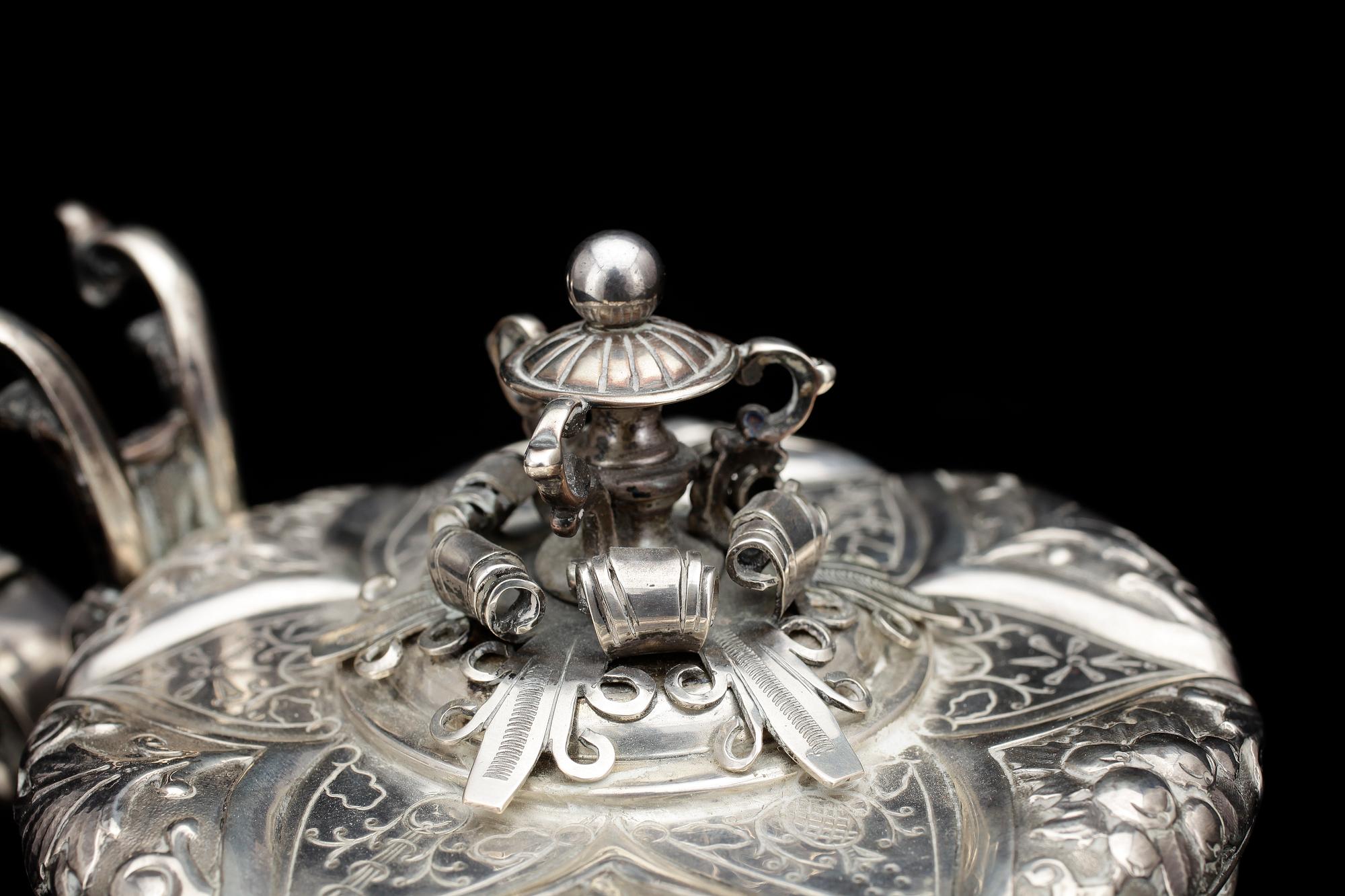 DRYCKESKANNA. silver, renässansstil, importstämplar samt K. Anderson, Stockholm, 1941. Vikt ca1180g.