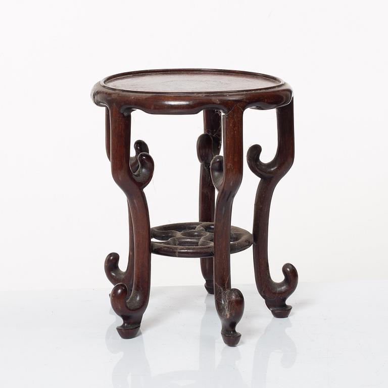 An elegant Chinese hardwood stand, late Qing dynasty/20th Century.