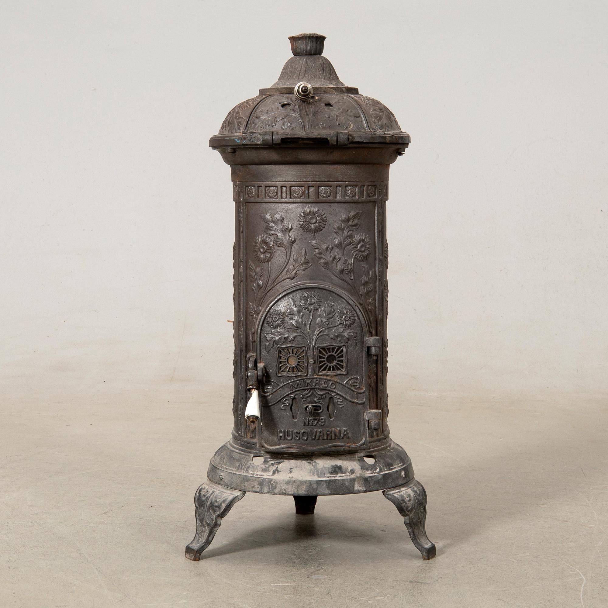 Kamin No 79 "Mikado" of cast iron, Husqvarna early 20th century.