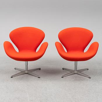 ARNE JACOBSEN, fåtöljer ett par "Svanen" för Fritz Hansen, 2000-tal.