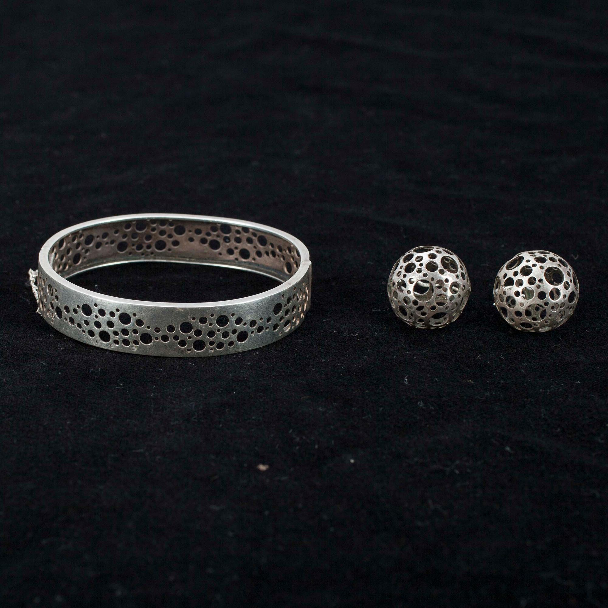 LIISA VITALI, ÖRHÄNGEN och ARMBAND, "Nyckelpiga", Liisa Vitali, Kultakeskus, Helsingfors, 1970. Tot. vikt ca 23,3.